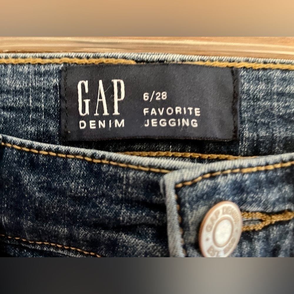 Gap favorite jeggings - Picture 2 of 5